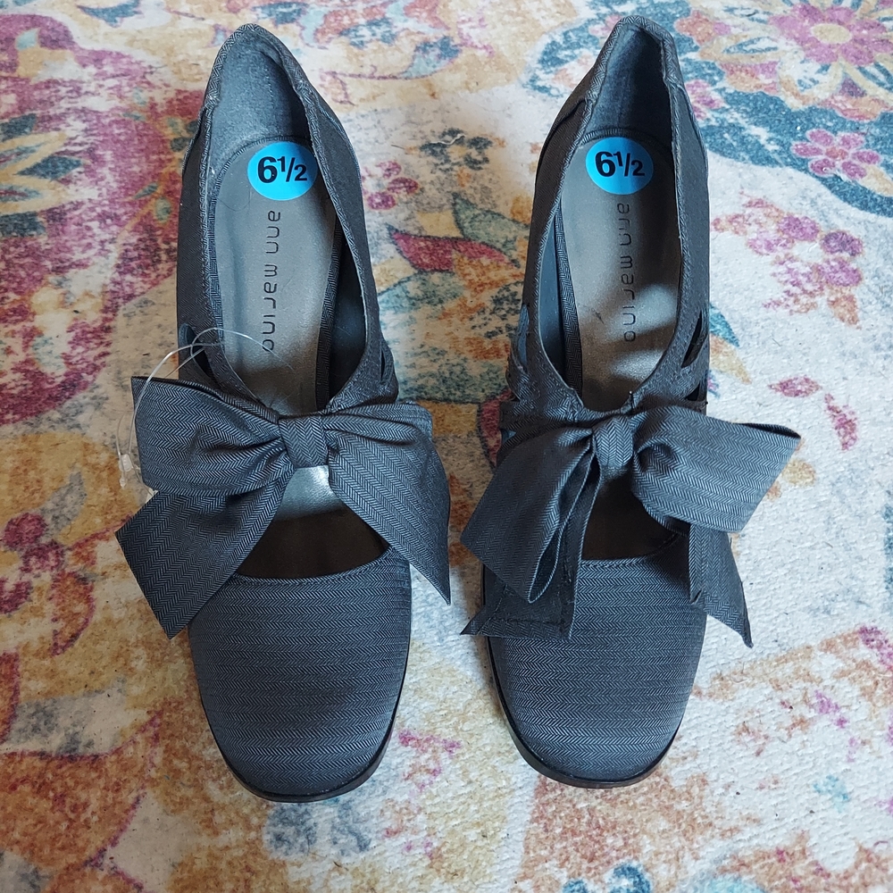 Ann Marino Women's Gray Bow Heels